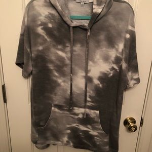 NWOT :  hooded short sleeve shirt in dark grey/light grey/white Camo.